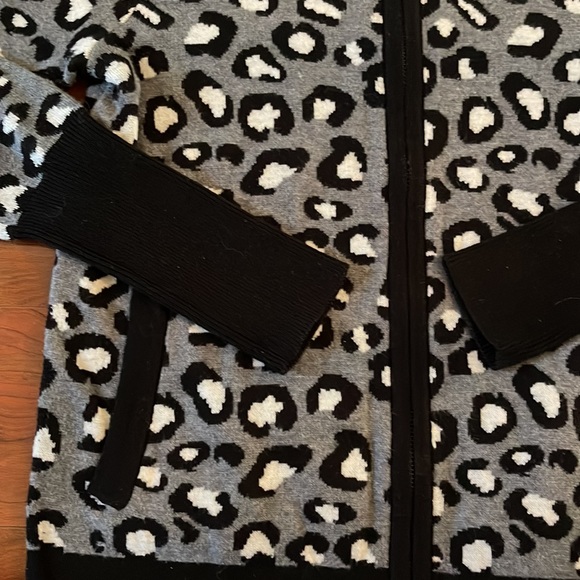 Racheal Zoe Gray and Black Cheetah Print Long Sleeve Full Zip Up Sweater - Picture 5 of 9
